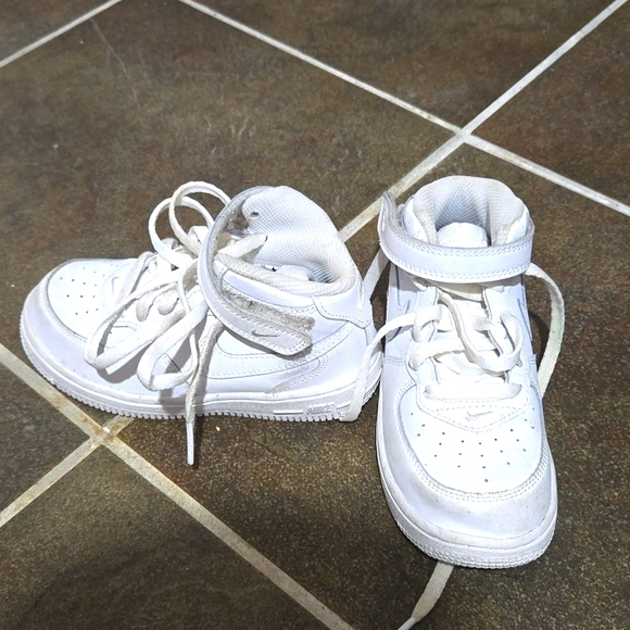 Kids white Nike shoes - Picture 1 of 1